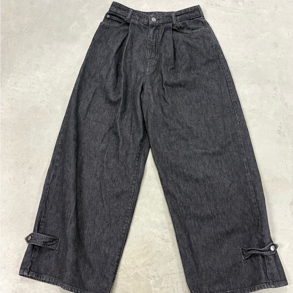 ICON HIGH-WAISTED DRILL JEANS WITH A WIDE LEG AND PLEATS